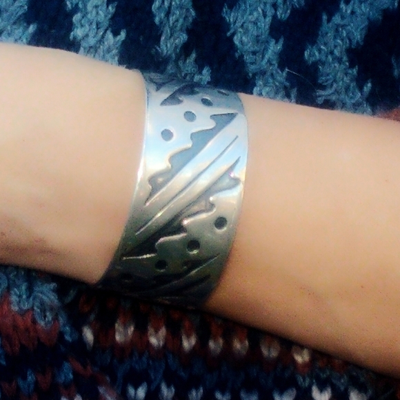 Vintage Heavy Etched Sterling Silver Native American Cuff Bracelet - Picture 8 of 8